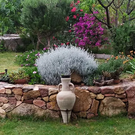 בית נופש With Garden At Sardegna *